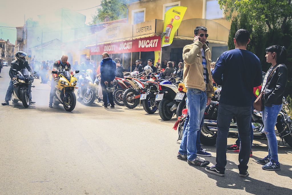30_CASASIMARRO_EN_MOTO_CONCENTRACION_MOTORISTA_EMILIO_ZAMORA_DUCATI_STUNT_TEAM_MOTOR_SHOW_ESPECTACULO_2017_DEBEJOTA_FOTOGRAFIA_AMBIENTE_BURN OUT