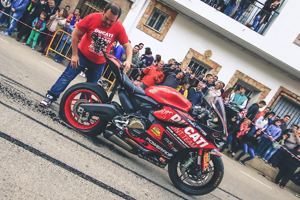 31_CASASIMARRO_EN_MOTO_CONCENTRACION_MOTORISTA_EMILIO_ZAMORA_DUCATI_STUNT_TEAM_MOTOR_SHOW_ESPECTACULO_2017_DEBEJOTA_FOTOGRAFIA_BURN OUT_PANIGALE_MOTOCORSE_DMASR_CUSTOM PAINTING