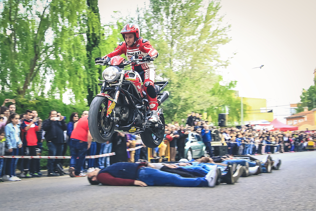 32_CASASIMARRO_EN_MOTO_CONCENTRACION_MOTORISTA_EMILIO_ZAMORA_DUCATI_STUNT_TEAM_MOTOR_SHOW_ESPECTACULO_2017_DEBEJOTA_FOTOGRAFIA_SALTO_JUMP_FLIP_MONSTER_CONCEJAL_OSCAR_PINAR_A VOLAR_DMX_SUSPENSION