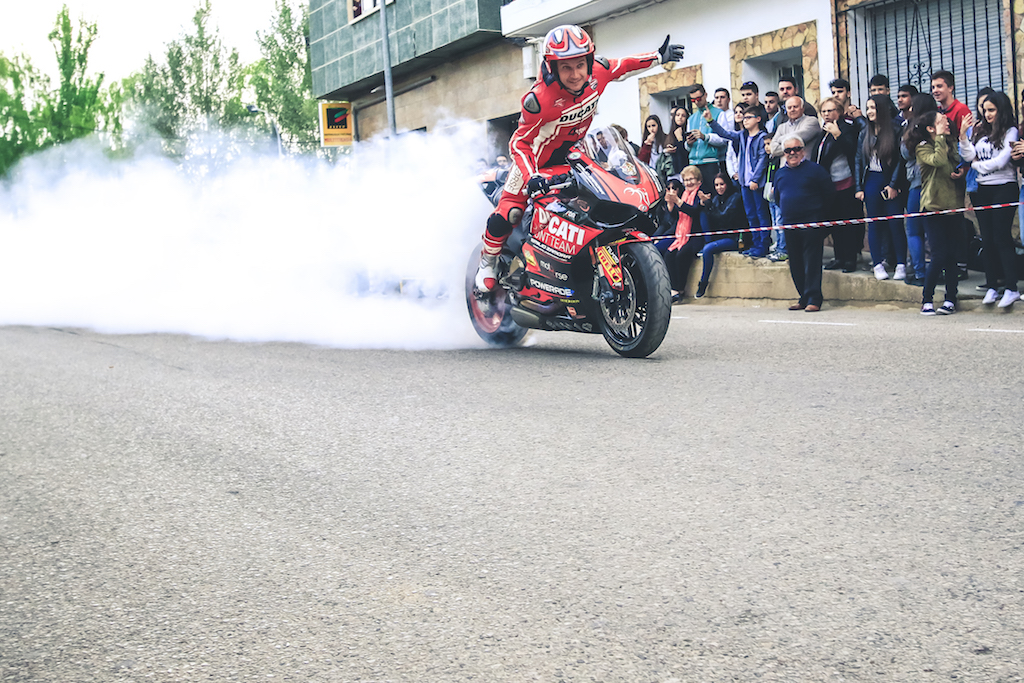 35_CASASIMARRO_EN_MOTO_CONCENTRACION_MOTORISTA_EMILIO_ZAMORA_DUCATI_STUNT_TEAM_MOTOR_SHOW_ESPECTACULO_2017_DEBEJOTA_FOTOGRAFIA_PANIGALE_BURN OUT