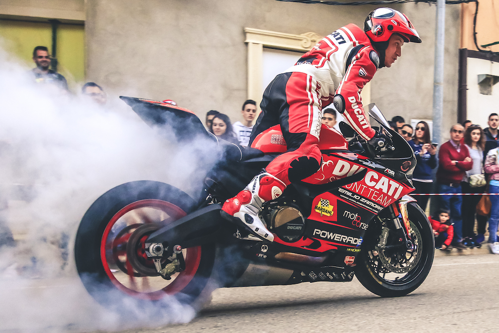 37_CASASIMARRO_EN_MOTO_CONCENTRACION_MOTORISTA_EMILIO_ZAMORA_DUCATI_STUNT_TEAM_MOTOR_SHOW_ESPECTACULO_2017_DEBEJOTA_FOTOGRAFIA_BURNOUT_PANIGALE_POWERADE_BARDAHL_RAINERS