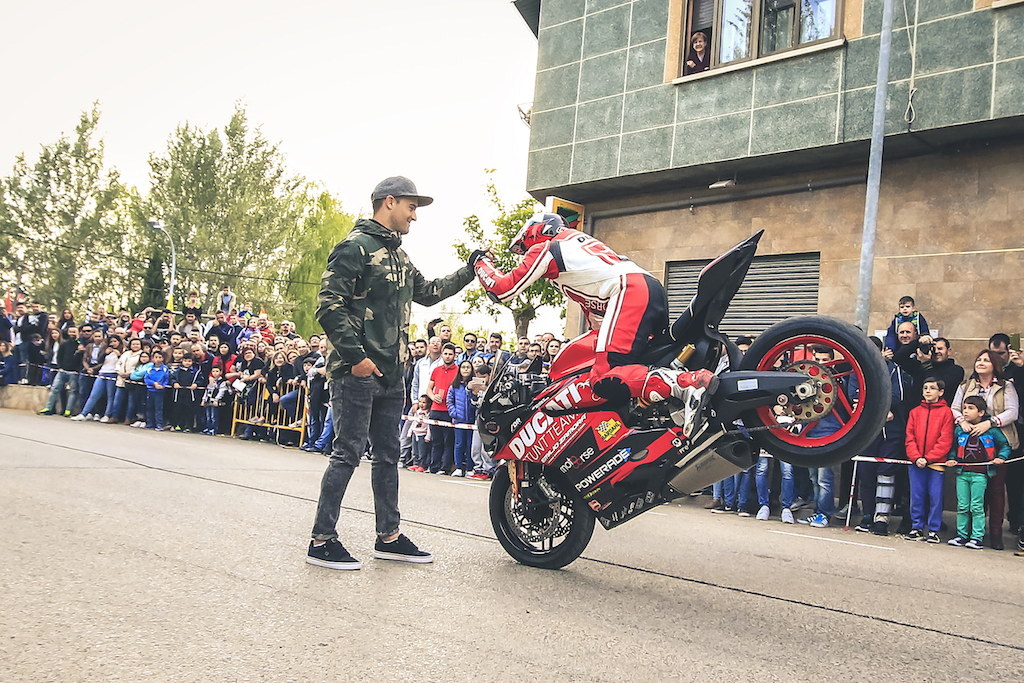 38_CASASIMARRO_EN_MOTO_CONCENTRACION_MOTORISTA_EMILIO_ZAMORA_DUCATI_STUNT_TEAM_MOTOR_SHOW_ESPECTACULO_2017_DEBEJOTA_FOTOGRAFIA_STOPPIE_GIVEME FIVE_FRIENDS_XAVI FORES_WSBK_PANIGALE