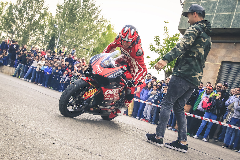 39_CASASIMARRO_EN_MOTO_CONCENTRACION_MOTORISTA_EMILIO_ZAMORA_DUCATI_STUNT_TEAM_MOTOR_SHOW_ESPECTACULO_2017_DEBEJOTA_FOTOGRAFIA_DRIFT_XAVI FORES_BRO_FRIENDS