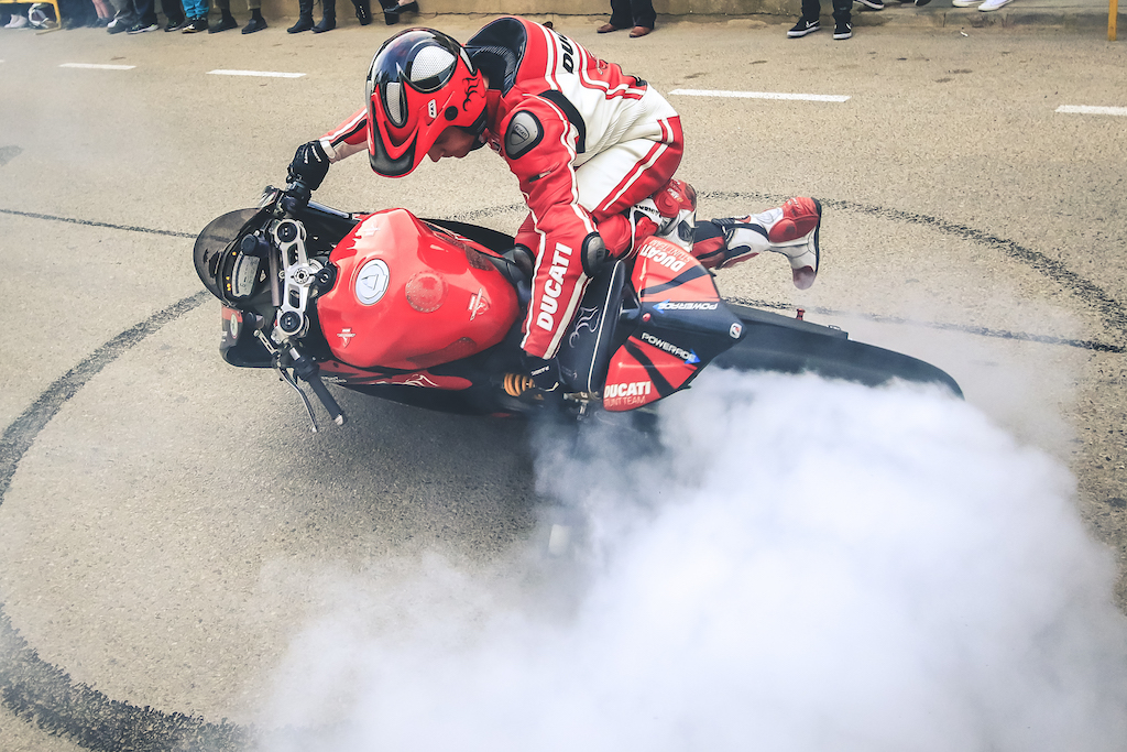 40_CASASIMARRO_EN_MOTO_CONCENTRACION_MOTORISTA_EMILIO_ZAMORA_DUCATI_STUNT_TEAM_MOTOR_SHOW_ESPECTACULO_2017_DEBEJOTA_FOTOGRAFIA_XAVI FORES_BRO_HUG