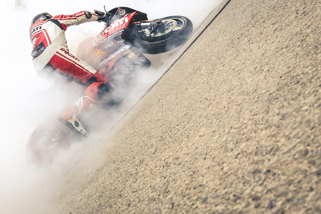 41_CASASIMARRO_EN_MOTO_CONCENTRACION_MOTORISTA_EMILIO_ZAMORA_DUCATI_STUNT_TEAM_MOTOR_SHOW_ESPECTACULO_2017_DEBEJOTA_FOTOGRAFIA_BURN OUT_XTREME_BRUTAL_RAINERS_MOTOCORSE_CUSTOMPAINTING