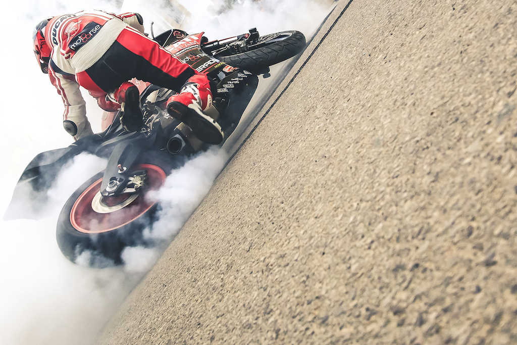 42_CASASIMARRO_EN_MOTO_CONCENTRACION_MOTORISTA_EMILIO_ZAMORA_DUCATI_STUNT_TEAM_MOTOR_SHOW_ESPECTACULO_2017_DEBEJOTA_FOTOGRAFIA_BURN OUT_GIROS_XTREME_RAINERS_MOTOCORSE_VALENCIA