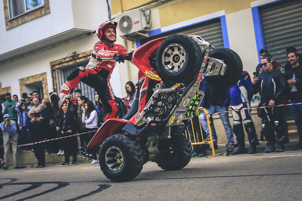 43_CASASIMARRO_EN_MOTO_CONCENTRACION_MOTORISTA_EMILIO_ZAMORA_DUCATI_STUNT_TEAM_MOTOR_SHOW_ESPECTACULO_2017_DEBEJOTA_FOTOGRAFIA_QUAD_WHEELIE_RAINERS_CUATRIMOTO_ESPECTACULAR