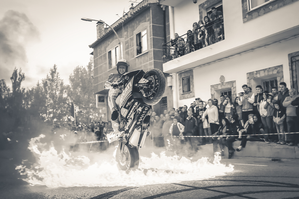 44_CASASIMARRO_EN_MOTO_CONCENTRACION_MOTORISTA_EMILIO_ZAMORA_DUCATI_STUNT_TEAM_MOTOR_SHOW_ESPECTACULO_2017_DEBEJOTA_FOTOGRAFIA_BYN_BLACK AND WHITE_ON FIRE_ACROSS_PANIGALE_WHEELIE_AKRAPOVICK