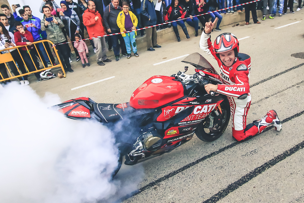 46_CASASIMARRO_EN_MOTO_CONCENTRACION_MOTORISTA_EMILIO_ZAMORA_DUCATI_STUNT_TEAM_MOTOR_SHOW_ESPECTACULO_2017_DEBEJOTA_FOTOGRAFIA_BURN OUT_FINAL_PANIGALE_BARDAHL_NZI_HELMETS