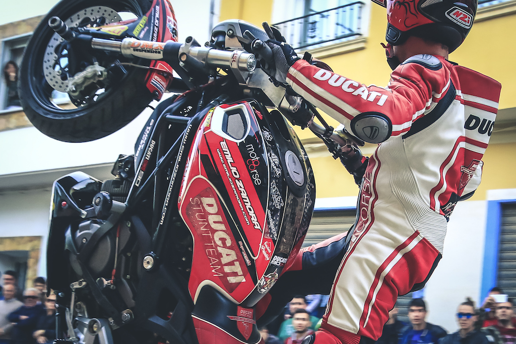 4_CASASIMARRO_EN_MOTO_CONCENTRACION_MOTORISTA_EMILIO_ZAMORA_DUCATI_STUNT_TEAM_MOTOR_SHOW_ESPECTACULO_2017_WHEELIE_FUEL_TANK_MONSTER_DMX_SUSPENSION_MOTOCORSE_NZI