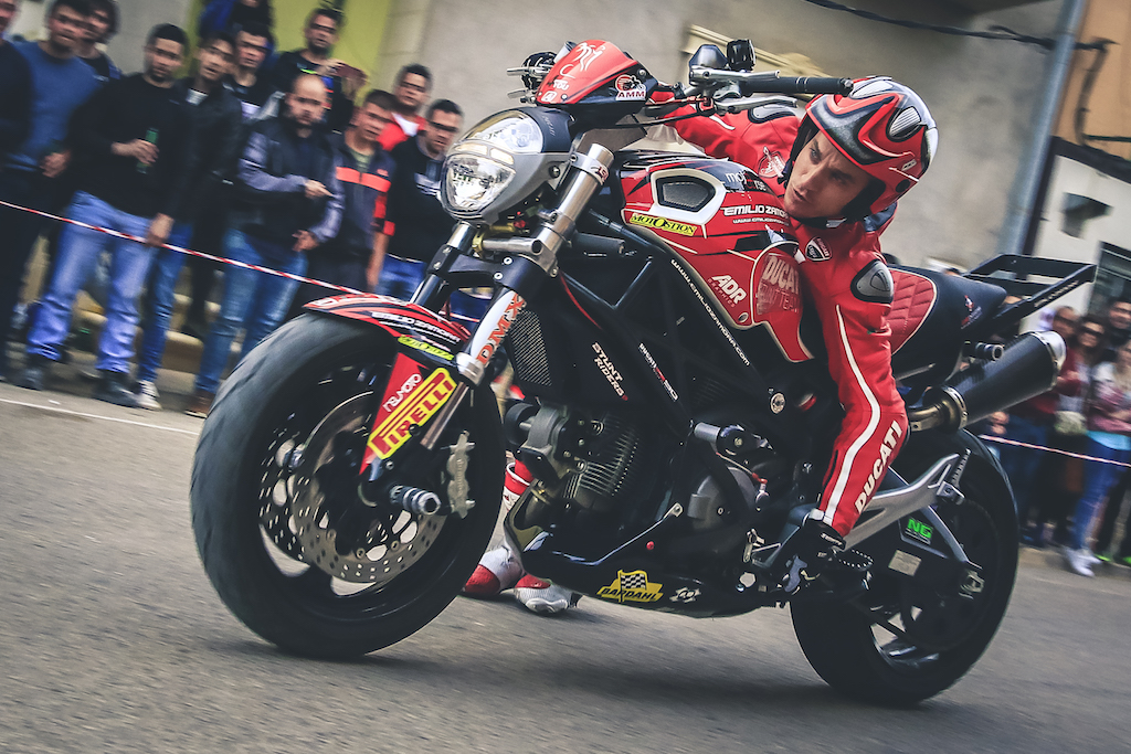 6_CASASIMARRO_EN_MOTO_CONCENTRACION_MOTORISTA_EMILIO_ZAMORA_DUCATI_STUNT_TEAM_MOTOR_SHOW_ESPECTACULO_2017_XTREME_LATERAL_GEAR_CHANGE_PIRELLI_NEUMOTO_DMX_ADR GRAPHICS_NZI