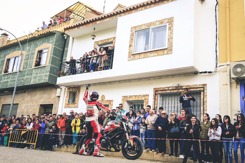 7_CASASIMARRO_EN_MOTO_CONCENTRACION_MOTORISTA_EMILIO_ZAMORA_DUCATI_STUNT_TEAM_MOTOR_SHOW_ESPECTACULO_2017_ANIMAR_PARTICIPAR_PUBLICO_APLAUSOS_APOYO_NZI_MONSTER_696_ARRIBA_BALCON_TERRAZA
