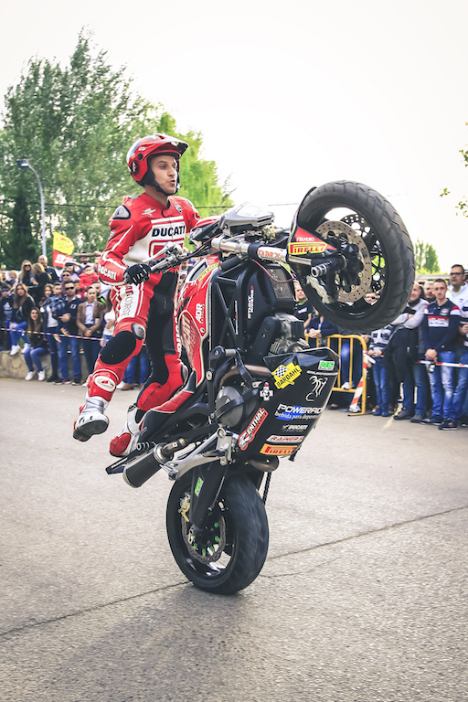 8_CASASIMARRO_EN_MOTO_CONCENTRACION_MOTORISTA_EMILIO_ZAMORA_DUCATI_STUNT_TEAM_MOTOR_SHOW_ESPECTACULO_2017_POWERADE_BARDAHL_PIRELLI_DMX SUSPENSION_LOLO PAMANES_RAINERS BOOTS_NG_BRAKE_DISCS