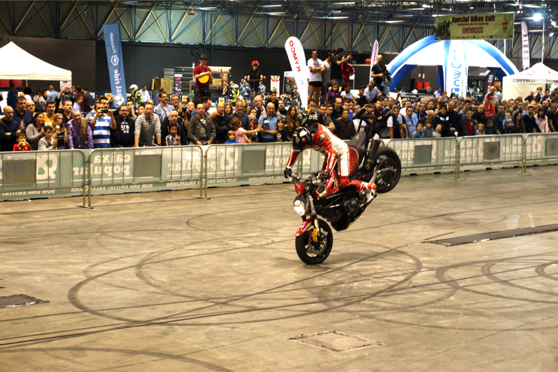 2ruedas_feria-valencia_emilio_zamora_ducati_stunt_team_2016_feria_moto_show_1