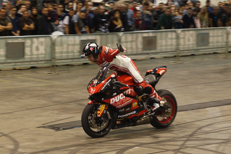 2ruedas_feria-valencia_emilio_zamora_ducati_stunt_team_2016_feria_moto_show_10