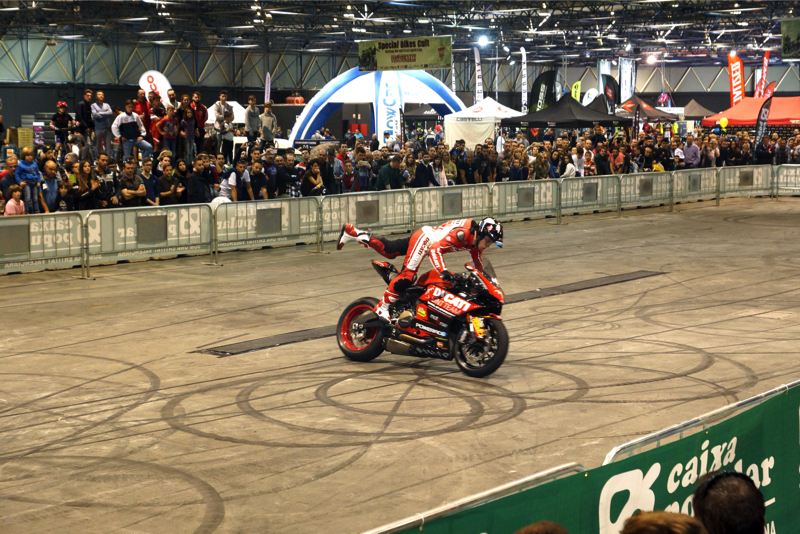 2ruedas_feria-valencia_emilio_zamora_ducati_stunt_team_2016_feria_moto_show_11