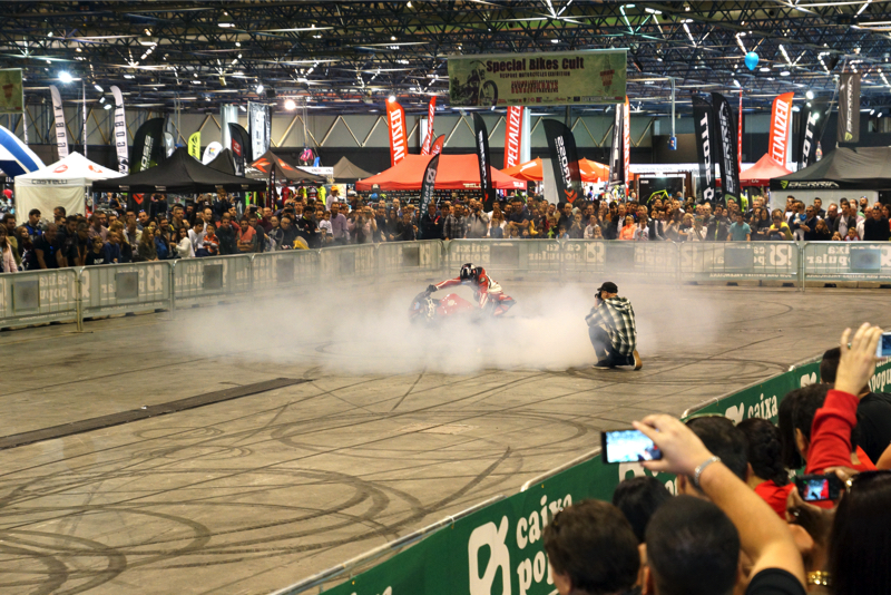 2ruedas_feria-valencia_emilio_zamora_ducati_stunt_team_2016_feria_moto_show_12