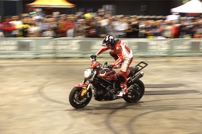 2ruedas_feria-valencia_emilio_zamora_ducati_stunt_team_2016_feria_moto_show_2