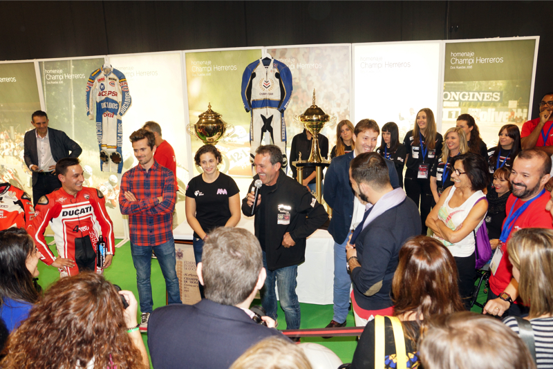 2ruedas_feria-valencia_emilio_zamora_ducati_stunt_team_2016_feria_moto_show_21