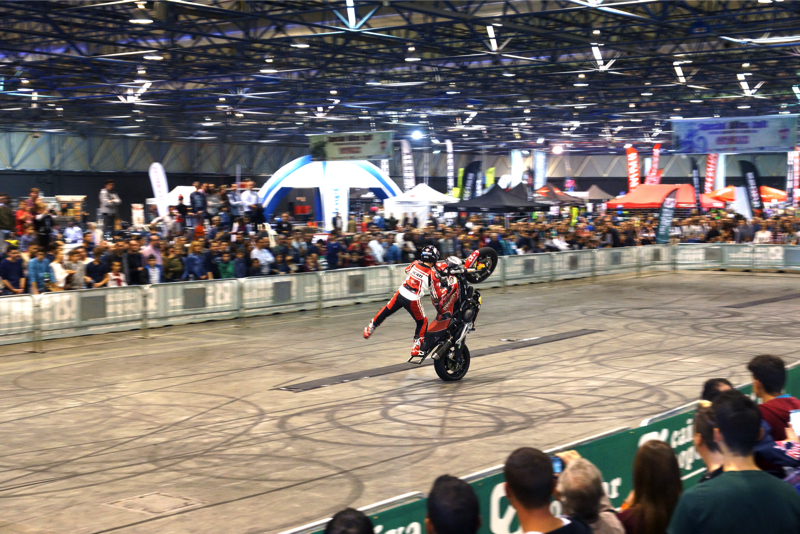 2ruedas_feria-valencia_emilio_zamora_ducati_stunt_team_2016_feria_moto_show_22