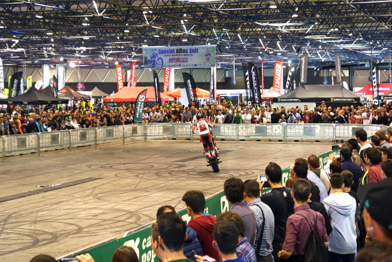 2ruedas_feria-valencia_emilio_zamora_ducati_stunt_team_2016_feria_moto_show_23