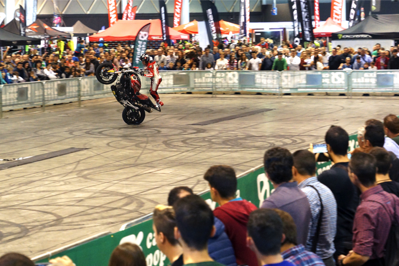 2ruedas_feria-valencia_emilio_zamora_ducati_stunt_team_2016_feria_moto_show_24