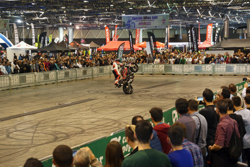 2ruedas_feria-valencia_emilio_zamora_ducati_stunt_team_2016_feria_moto_show_25