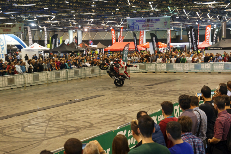 2ruedas_feria-valencia_emilio_zamora_ducati_stunt_team_2016_feria_moto_show_26
