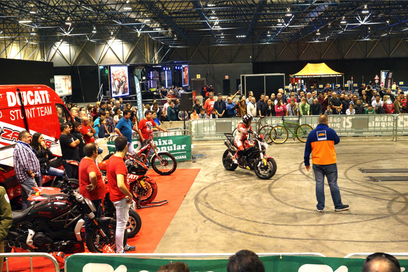 2ruedas_feria-valencia_emilio_zamora_ducati_stunt_team_2016_feria_moto_show_27