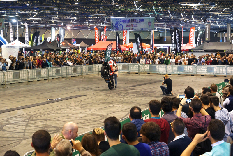 2ruedas_feria-valencia_emilio_zamora_ducati_stunt_team_2016_feria_moto_show_28