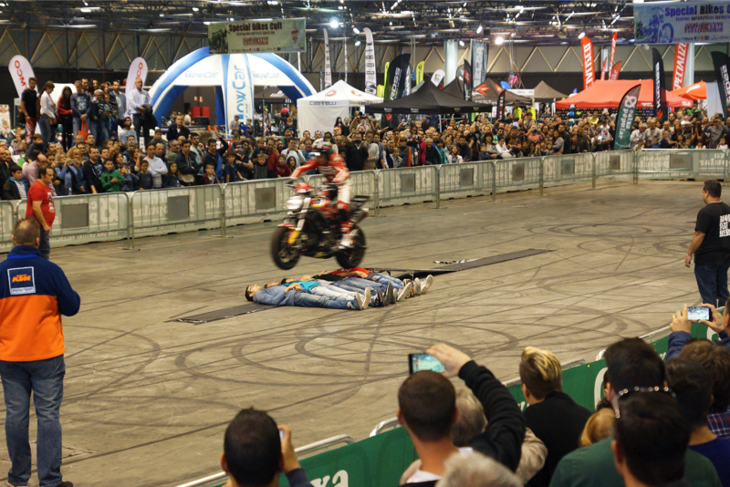 2ruedas_feria-valencia_emilio_zamora_ducati_stunt_team_2016_feria_moto_show_29