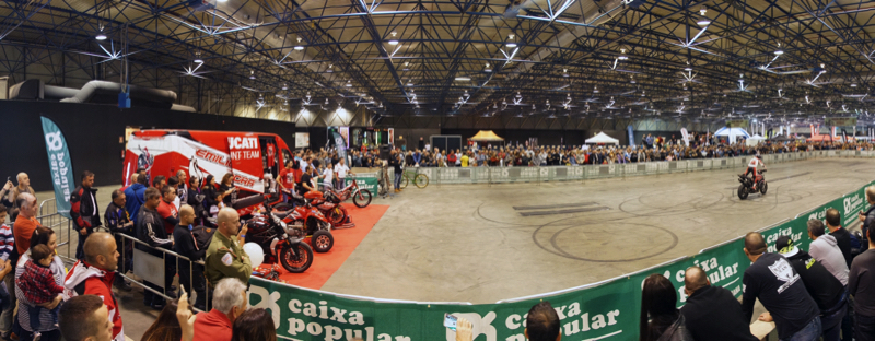 2ruedas_feria-valencia_emilio_zamora_ducati_stunt_team_2016_feria_moto_show_3
