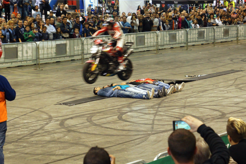 2ruedas_feria-valencia_emilio_zamora_ducati_stunt_team_2016_feria_moto_show_30