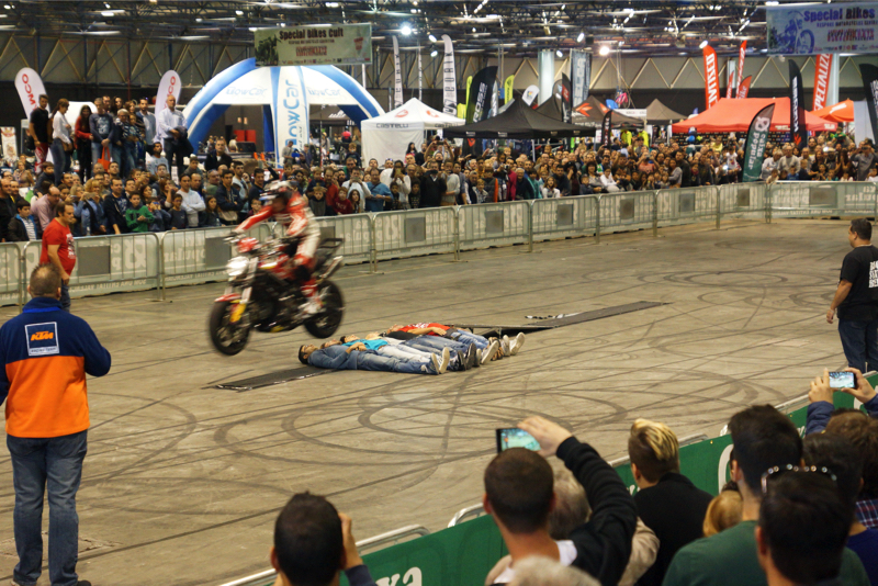 2ruedas_feria-valencia_emilio_zamora_ducati_stunt_team_2016_feria_moto_show_31