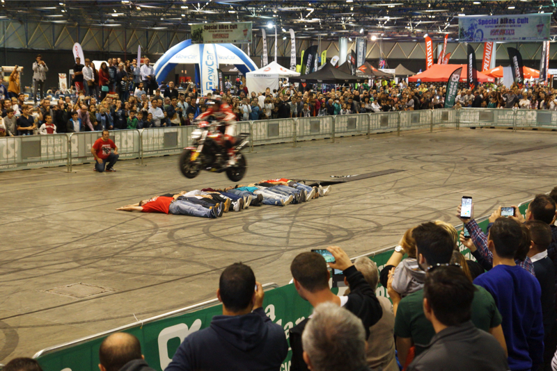 2ruedas_feria-valencia_emilio_zamora_ducati_stunt_team_2016_feria_moto_show_32