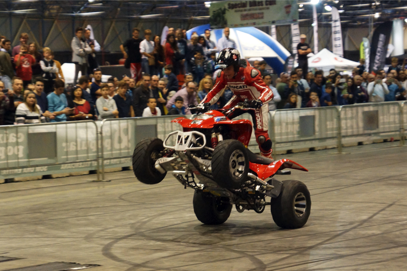 2ruedas_feria-valencia_emilio_zamora_ducati_stunt_team_2016_feria_moto_show_33