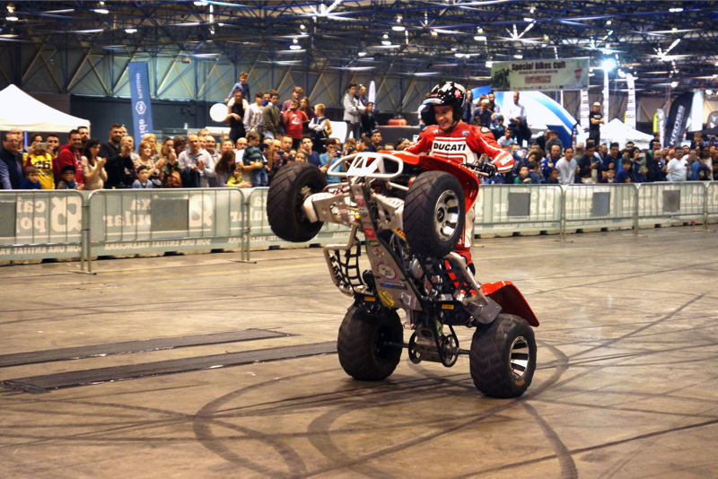 2ruedas_feria-valencia_emilio_zamora_ducati_stunt_team_2016_feria_moto_show_34