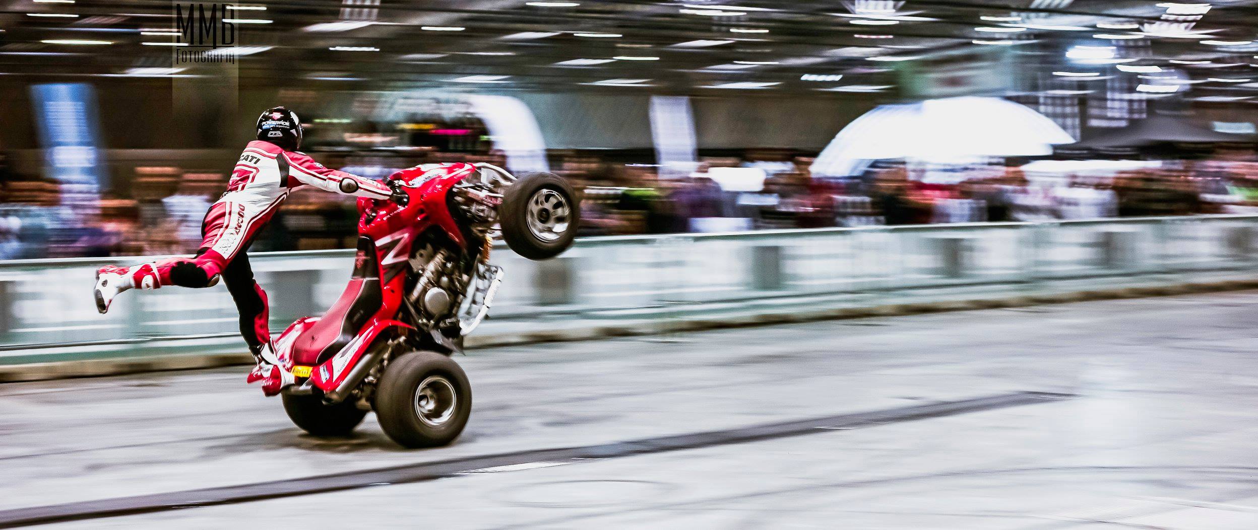 2ruedas_feria-valencia_emilio_zamora_ducati_stunt_team_2016_feria_moto_show_38