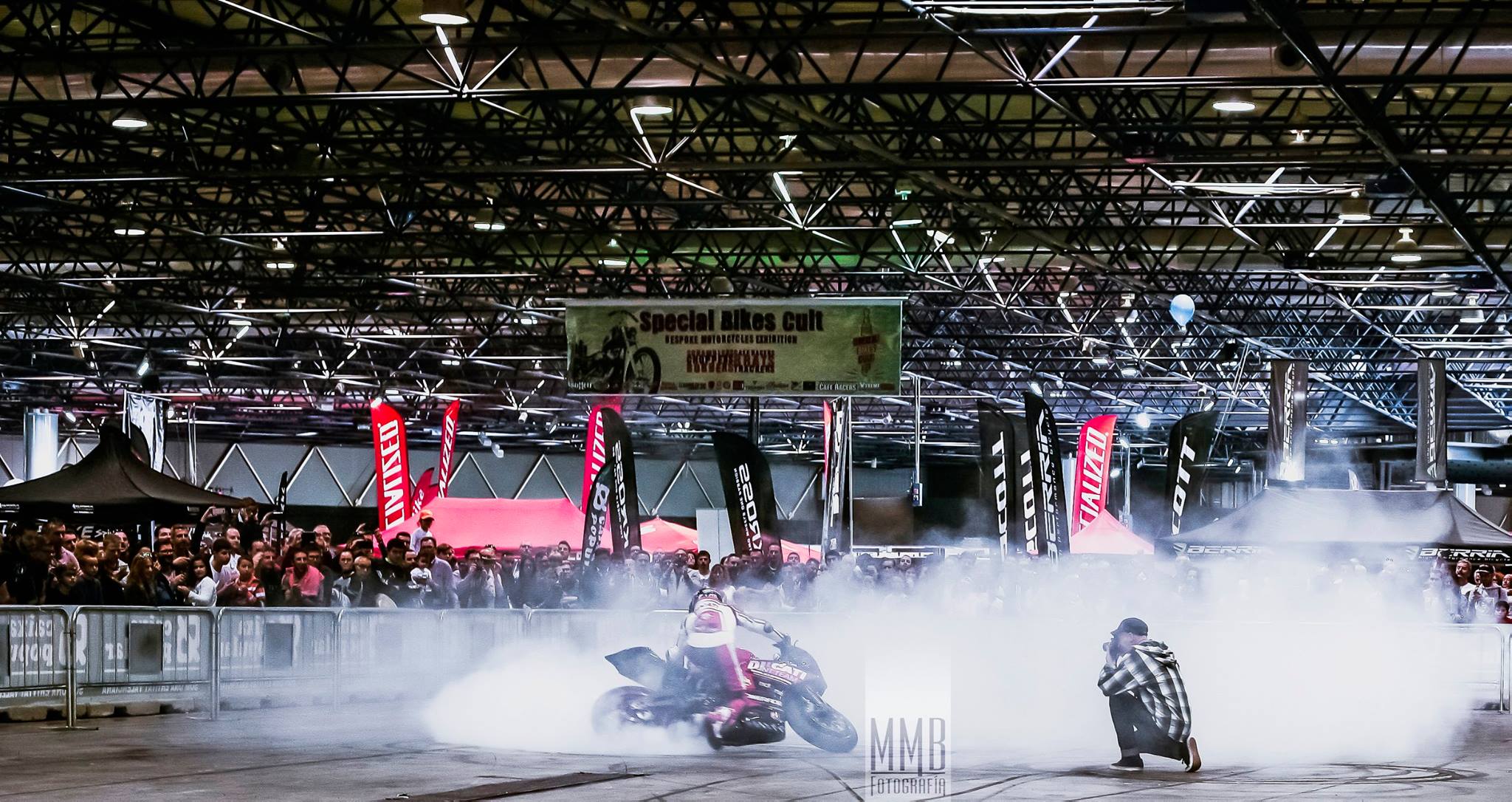 2ruedas_feria-valencia_emilio_zamora_ducati_stunt_team_2016_feria_moto_show_41