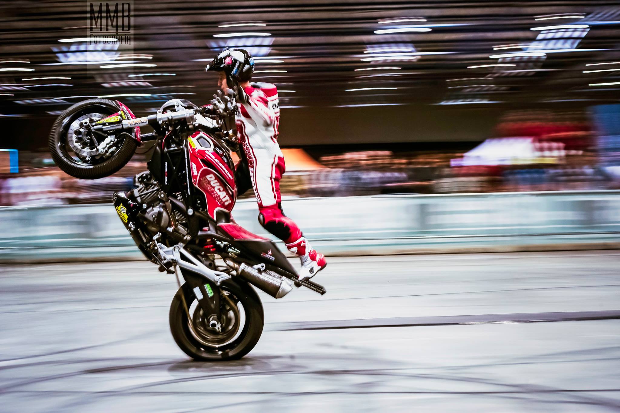 2ruedas_feria-valencia_emilio_zamora_ducati_stunt_team_2016_feria_moto_show_47