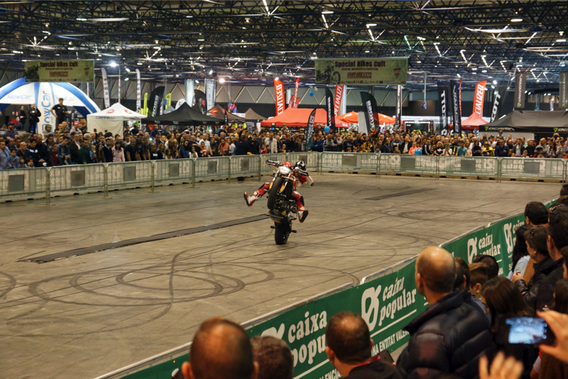 2ruedas_feria-valencia_emilio_zamora_ducati_stunt_team_2016_feria_moto_show_5