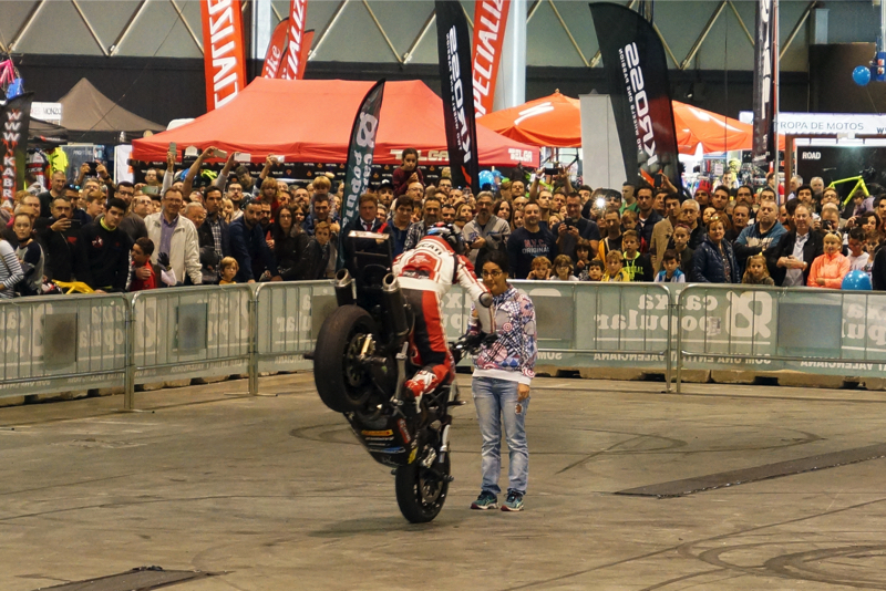 2ruedas_feria-valencia_emilio_zamora_ducati_stunt_team_2016_feria_moto_show_7