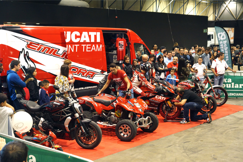 2ruedas_feria-valencia_emilio_zamora_ducati_stunt_team_2016_feria_moto_show_9
