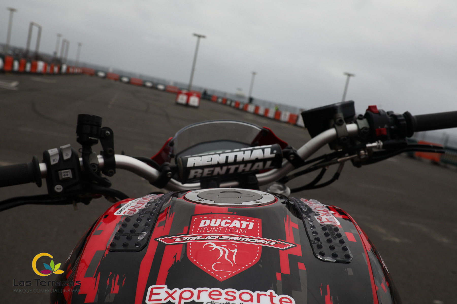 EMI_018_EMILIO_ZAMORA_DUCATI_STUNT_TEAM_MOTOR_SHOW_FESTIVAL_CENTRO_COMERCIAL_LAS_TERRAZAS_GRAN_CANARIA_ESPECTACULO_MOTO_QUAD_COCHE_DRIFT