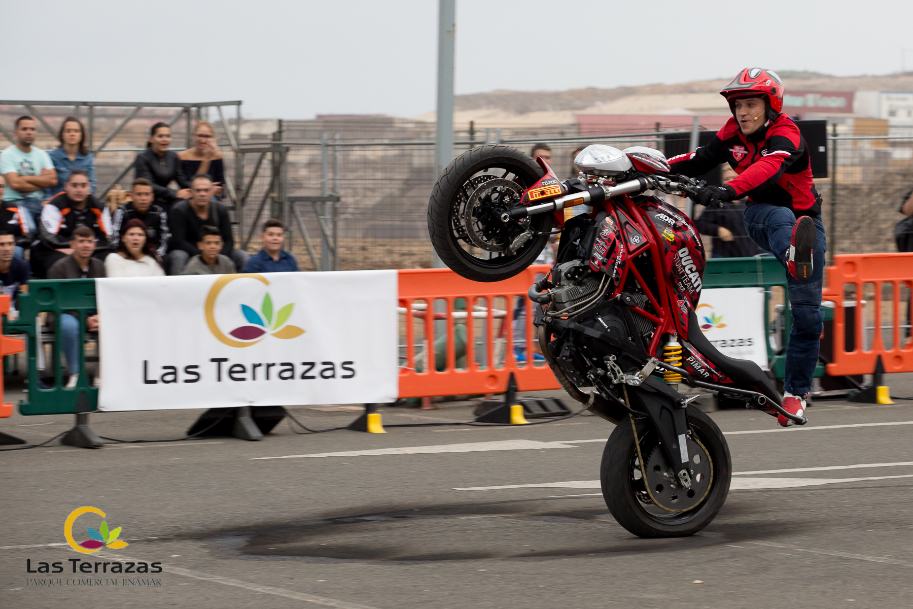 EMI_035_EMILIO_ZAMORA_DUCATI_STUNT_TEAM_MOTOR_SHOW_FESTIVAL_CENTRO_COMERCIAL_LAS_TERRAZAS_GRAN_CANARIA_ESPECTACULO_MOTO_QUAD_COCHE_DRIFT