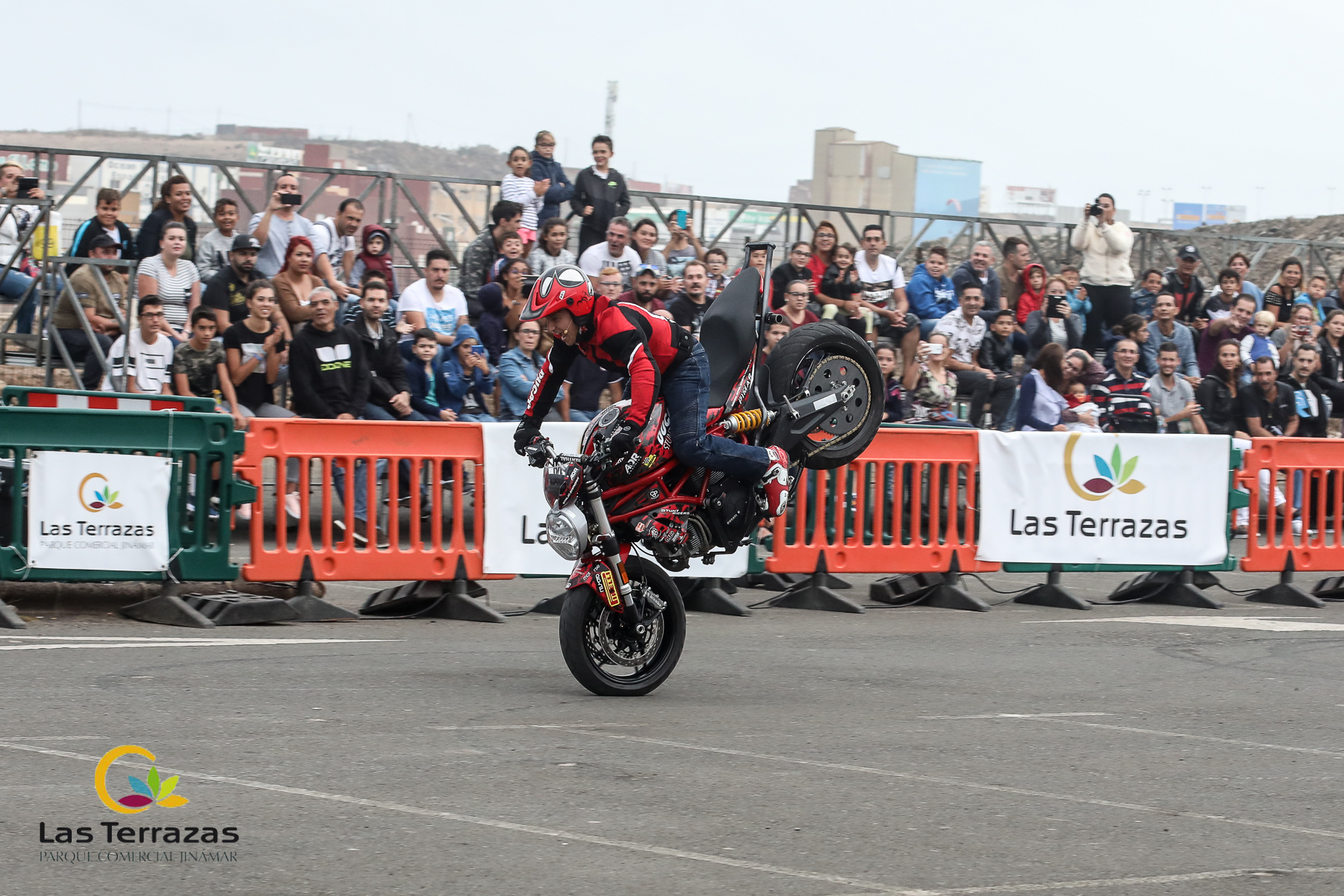 EMI_037_EMILIO_ZAMORA_DUCATI_STUNT_TEAM_MOTOR_SHOW_FESTIVAL_CENTRO_COMERCIAL_LAS_TERRAZAS_GRAN_CANARIA_ESPECTACULO_MOTO_QUAD_COCHE_DRIFT