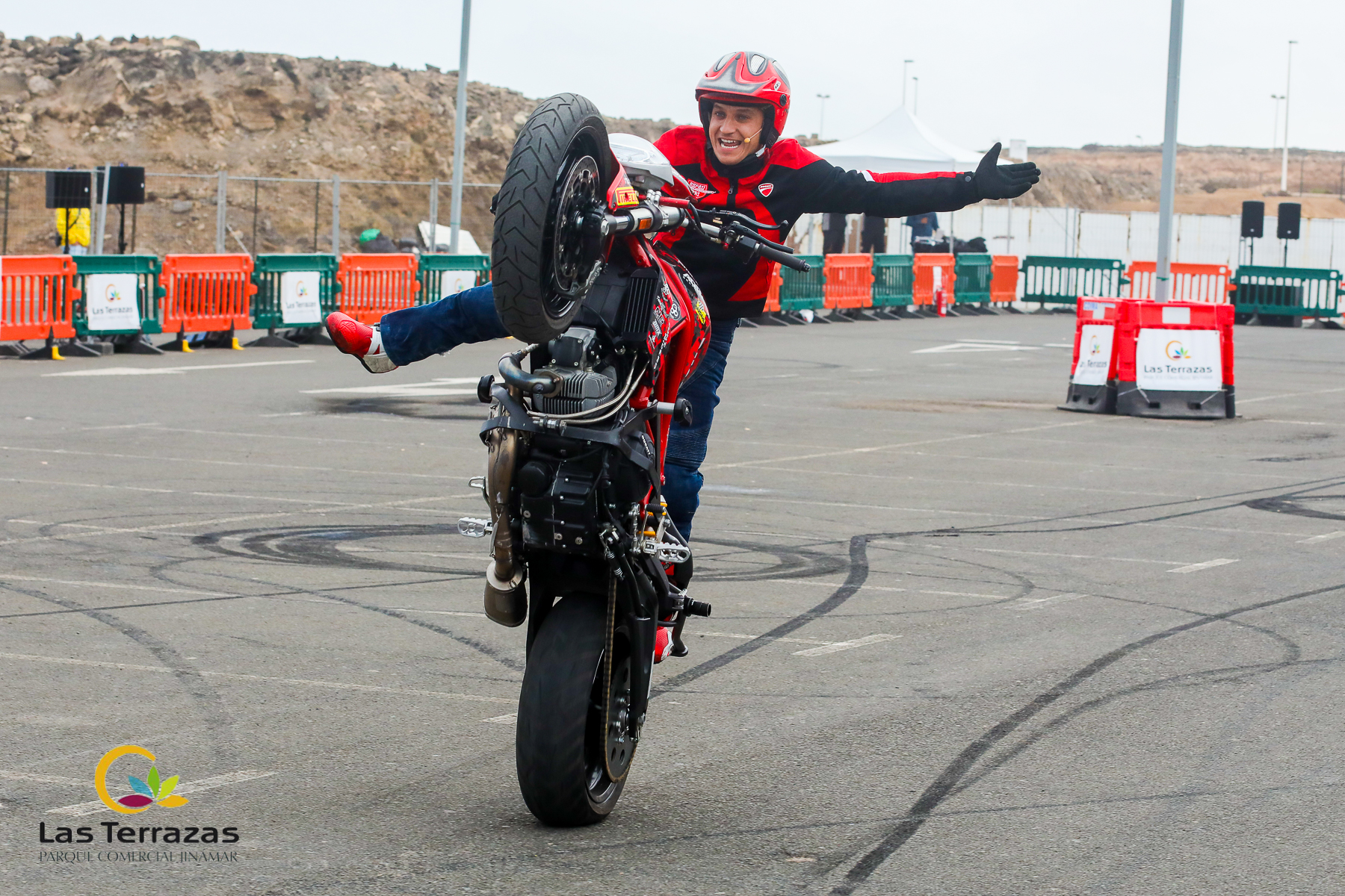 EMI_039_EMILIO_ZAMORA_DUCATI_STUNT_TEAM_MOTOR_SHOW_FESTIVAL_CENTRO_COMERCIAL_LAS_TERRAZAS_GRAN_CANARIA_ESPECTACULO_MOTO_QUAD_COCHE_DRIFT