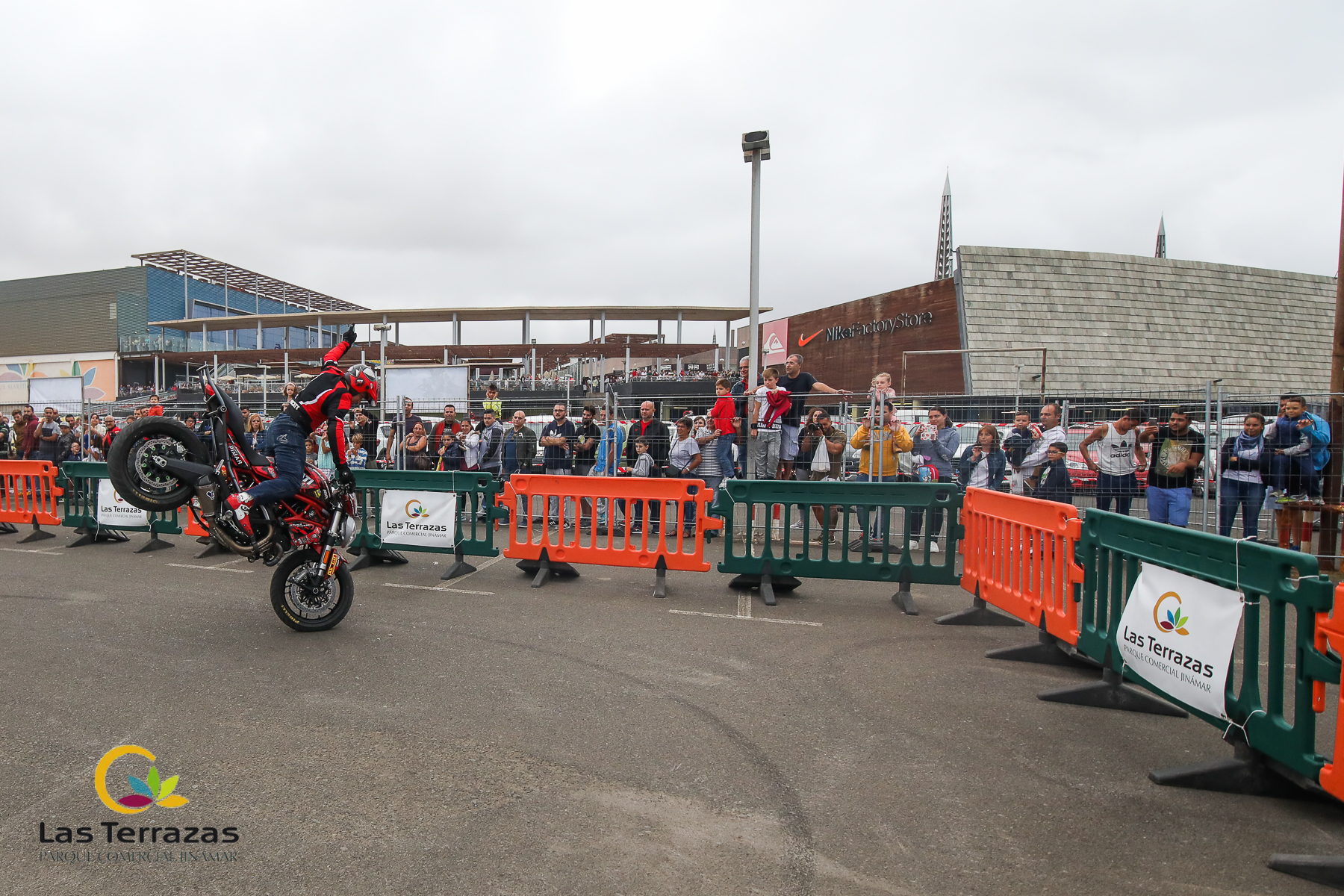 EMI_047_EMILIO_ZAMORA_DUCATI_STUNT_TEAM_MOTOR_SHOW_FESTIVAL_CENTRO_COMERCIAL_LAS_TERRAZAS_GRAN_CANARIA_ESPECTACULO_MOTO_QUAD_COCHE_DRIFT