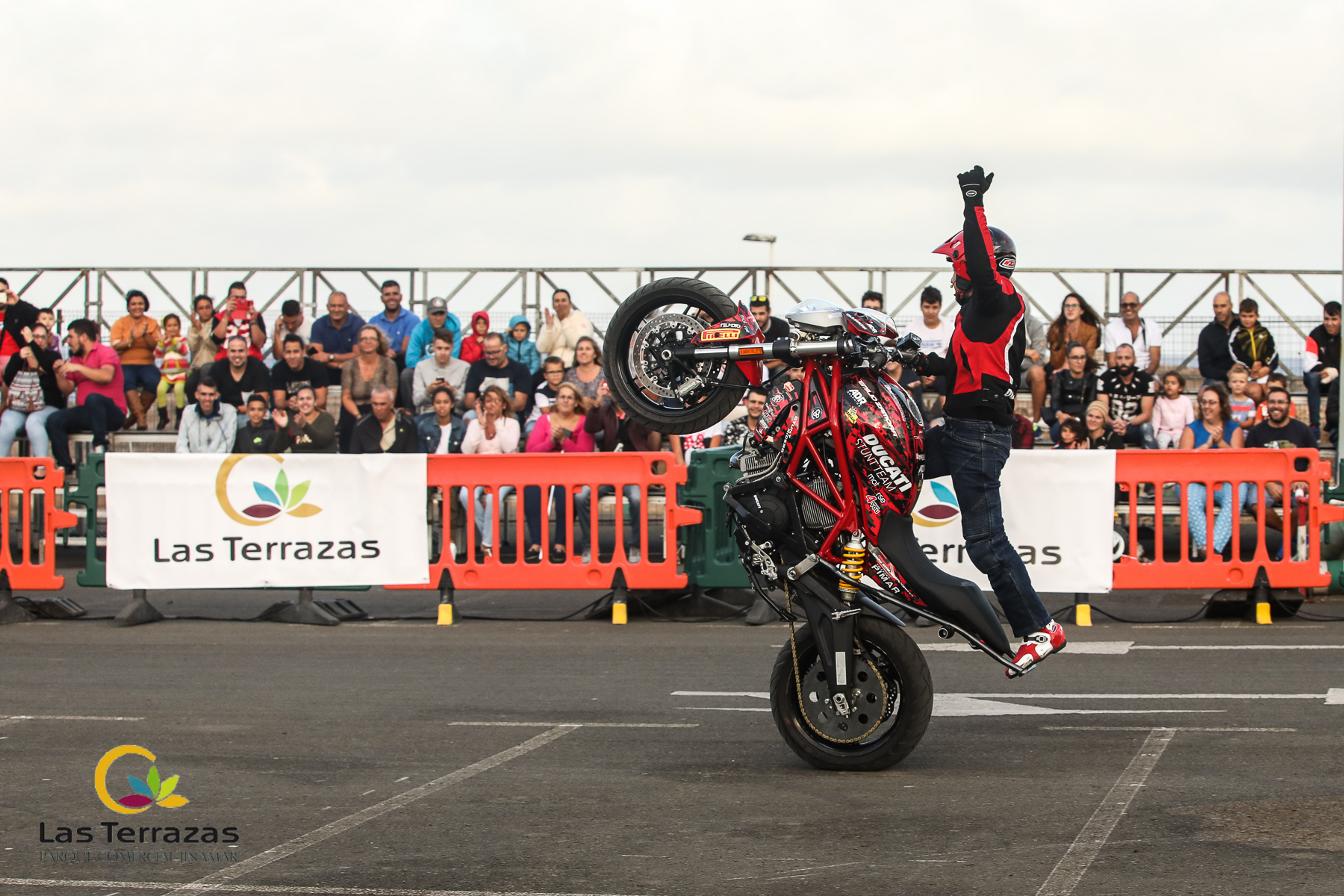 EMI_062_EMILIO_ZAMORA_DUCATI_STUNT_TEAM_MOTOR_SHOW_FESTIVAL_CENTRO_COMERCIAL_LAS_TERRAZAS_GRAN_CANARIA_ESPECTACULO_MOTO_QUAD_COCHE_DRIFT