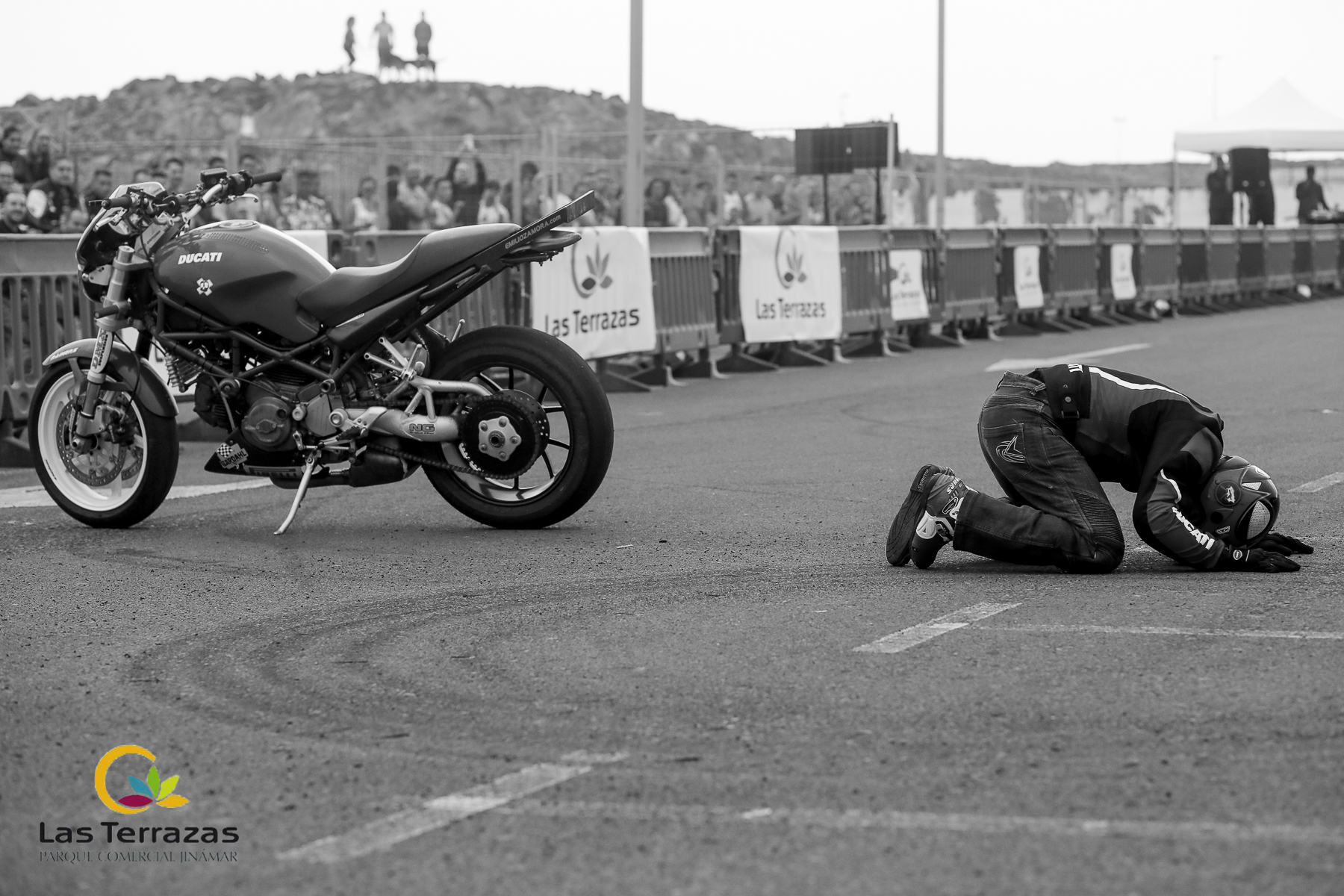 EMI_123_EMILIO_ZAMORA_DUCATI_STUNT_TEAM_MOTOR_SHOW_FESTIVAL_CENTRO_COMERCIAL_LAS_TERRAZAS_GRAN_CANARIA_ESPECTACULO_MOTO_QUAD_COCHE_DRIFT